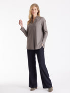 Lange Hemdbluse BABLUE mit kleinem Stehkragen, V-Ausschnitt, langen Armen und Falte vorn in Grau