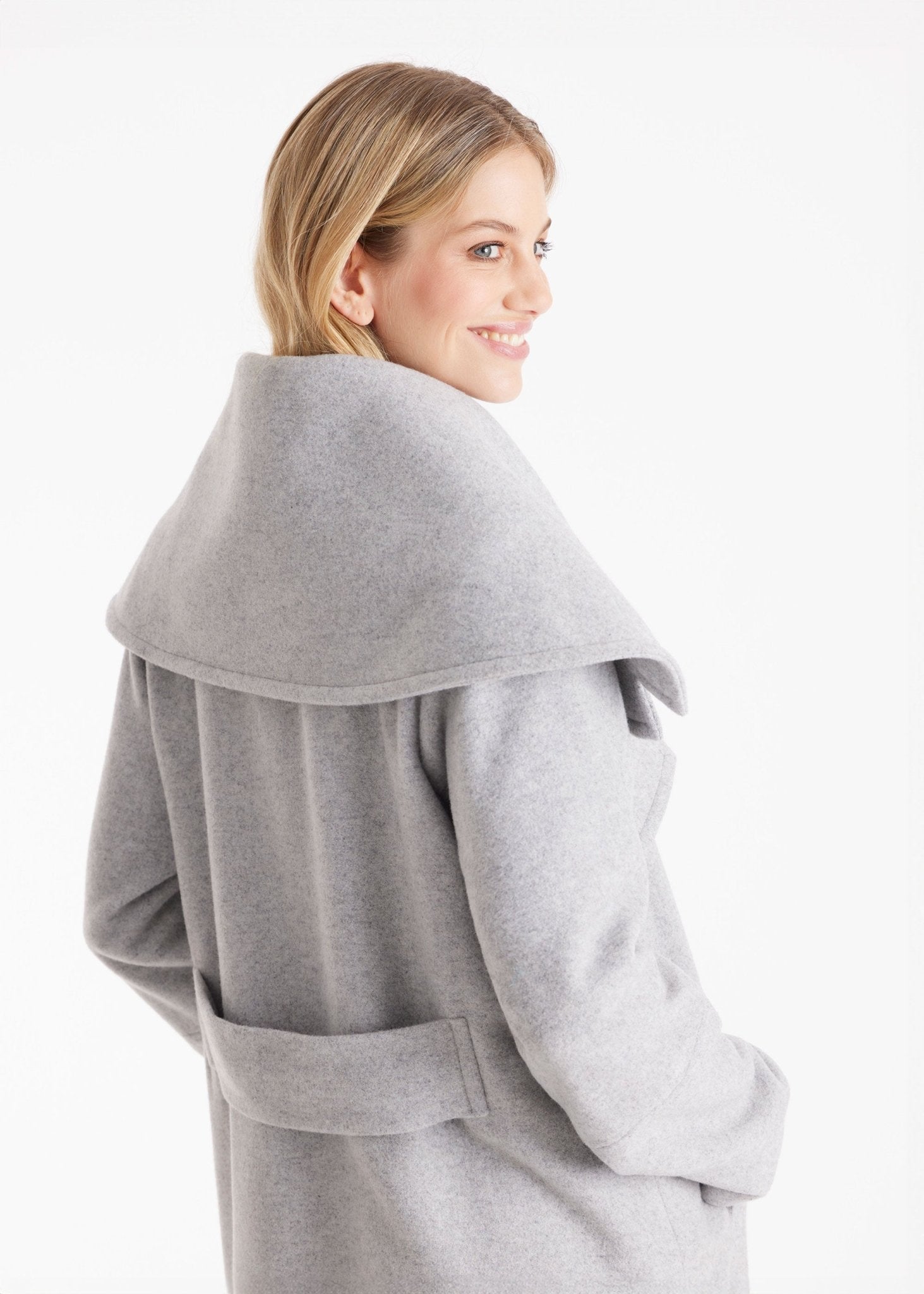 Langer Mantel XANTHIS mit großem Kragen, Knopfleiste und Bindegürtel in Hellgrau