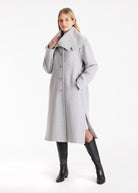 Langer Mantel XANTHIS mit großem Kragen, Knopfleiste und Bindegürtel in Hellgrau