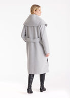 Langer Mantel XANTHIS mit großem Kragen, Knopfleiste und Bindegürtel in Hellgrau