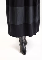 Kleid GIROBO in Midi-Länge mit Stehkragen, langen Armen und leichter O-Form in Schwarz