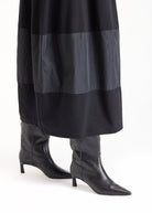 Kleid GIROBO in Midi-Länge mit Stehkragen, langen Armen und leichter O-Form in Schwarz