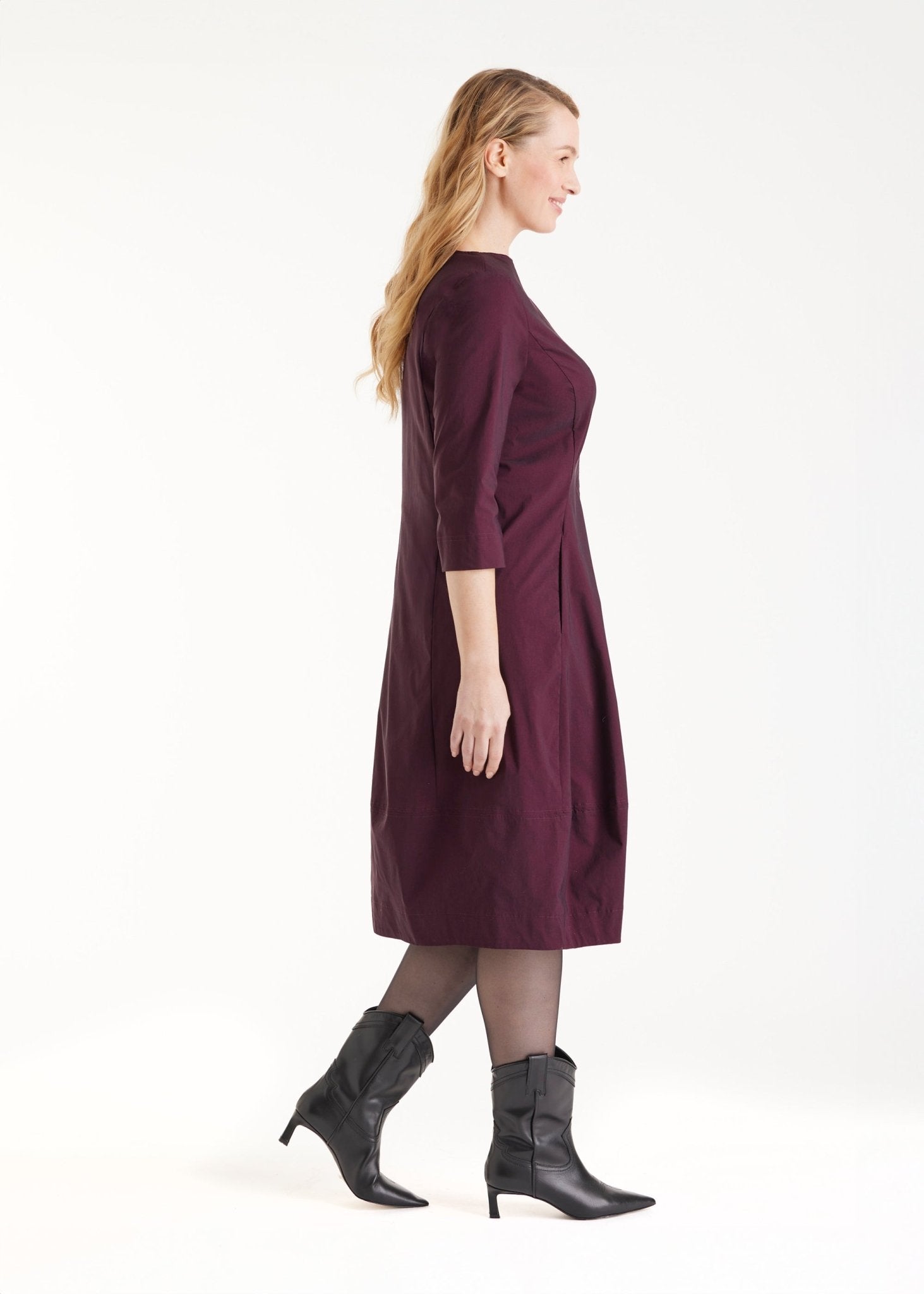 Kleid JABORO in Midi-Länge mit Rundhals, 3/4-Armen und leichter O-Form in Dunkelrot