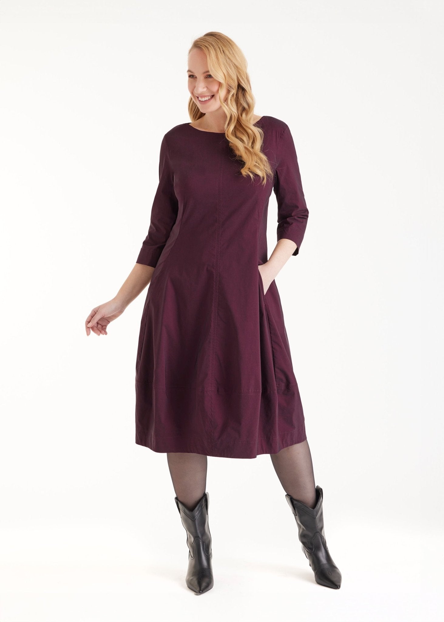 Kleid JABORO in Midi-Länge mit Rundhals, 3/4-Armen und leichter O-Form in Dunkelrot