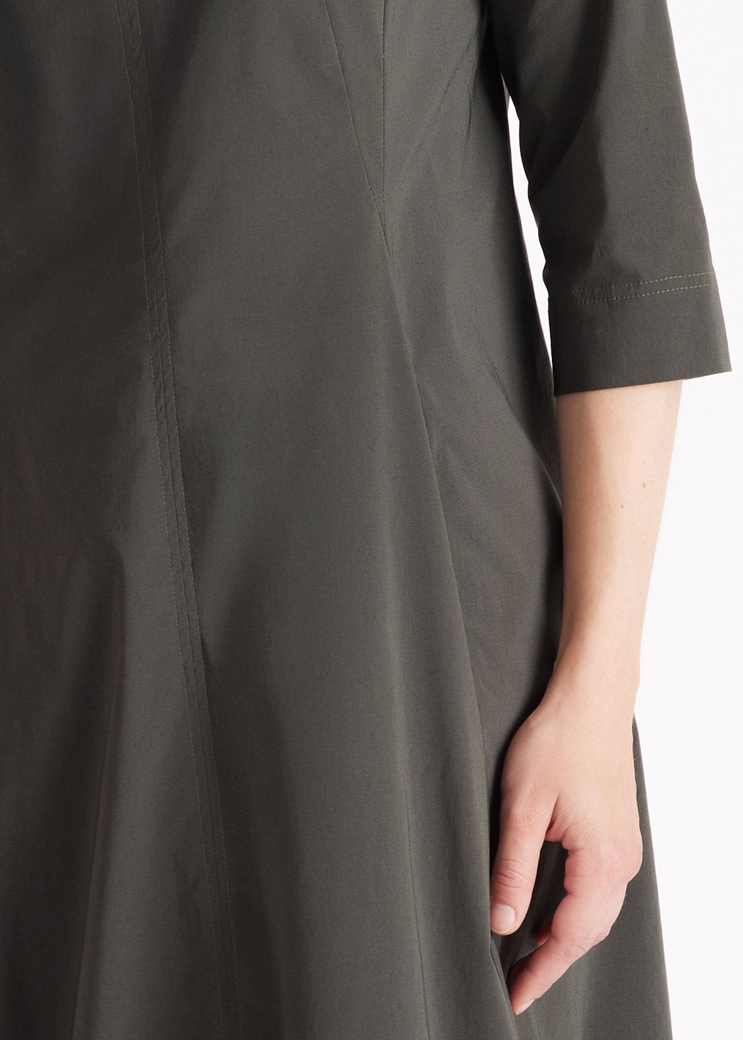Kleid JABORO in Midi-Länge mit Rundhals, 3/4-Armen und leichter O-Form in Khakigrün