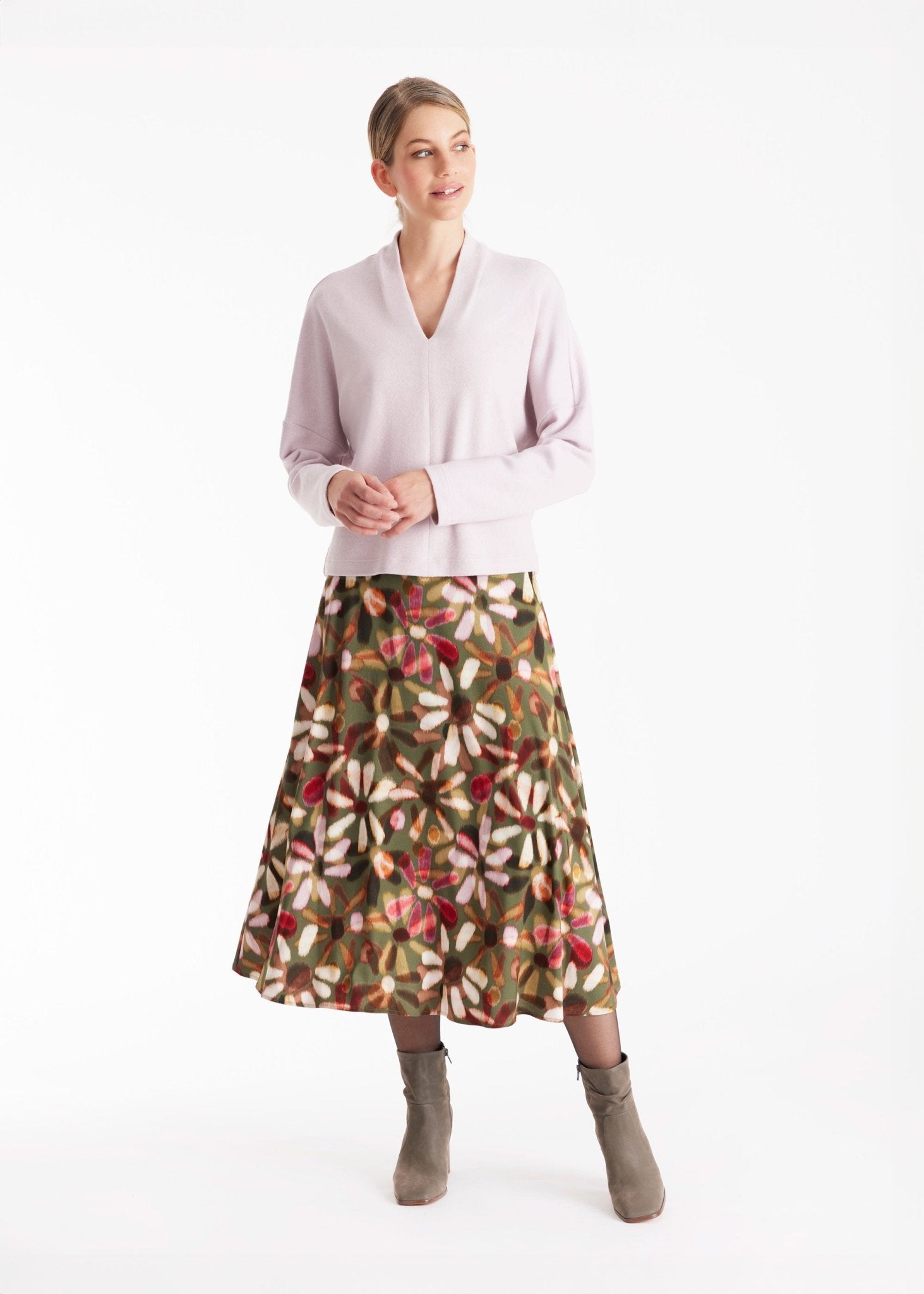 Rock NATYRO in Midi-Länge mit seitlichen Eingrifftaschen und mehrfarbigem Blumenmuster 