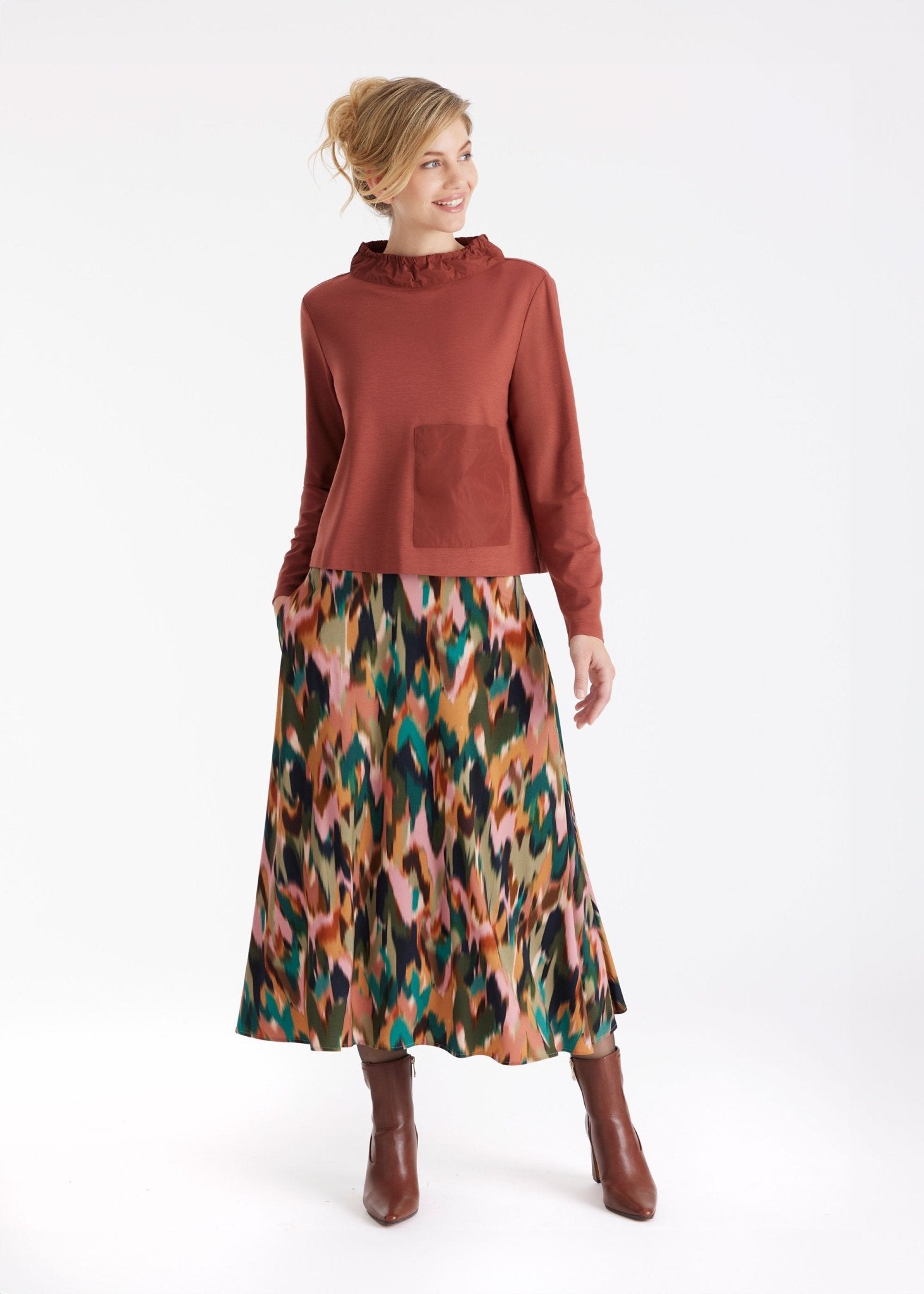 Rock NATYRO in Midi-Länge mit seitlichen Eingrifftaschen und mehrfarbigem Blumenmuster 