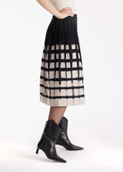 Ausgestellter Rock LONGERO-W in Midi-Länge mit Gummibund und Karomuster in Schwarz und Weiß