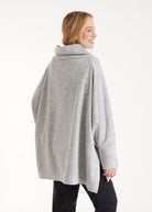 Oversized Pullover SUSPENSA mit hohem Kragen, langen Armen und seitlichen Schlitzen in Grau