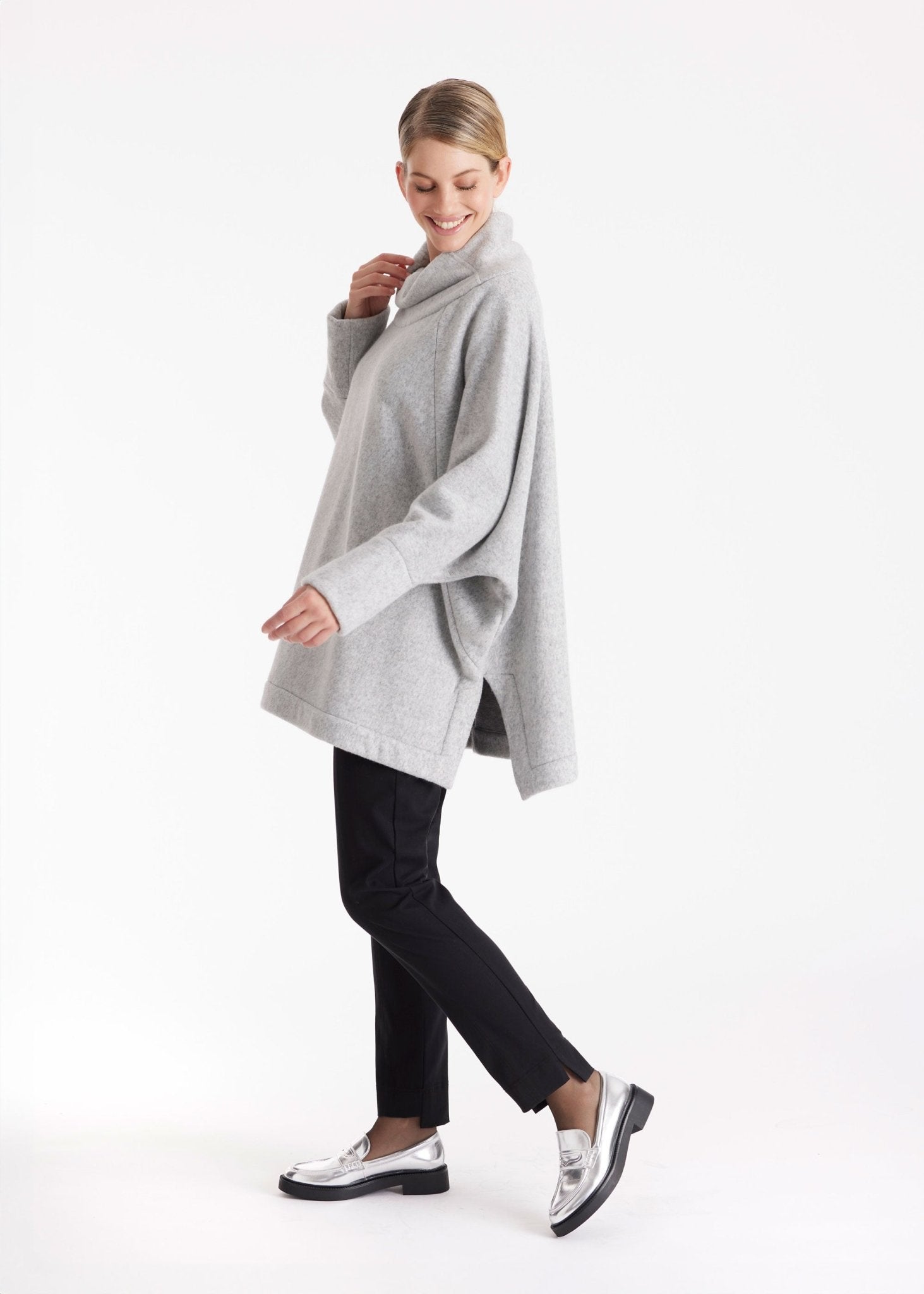 Oversized Pullover SUSPENSA mit hohem Kragen, langen Armen und seitlichen Schlitzen in Grau