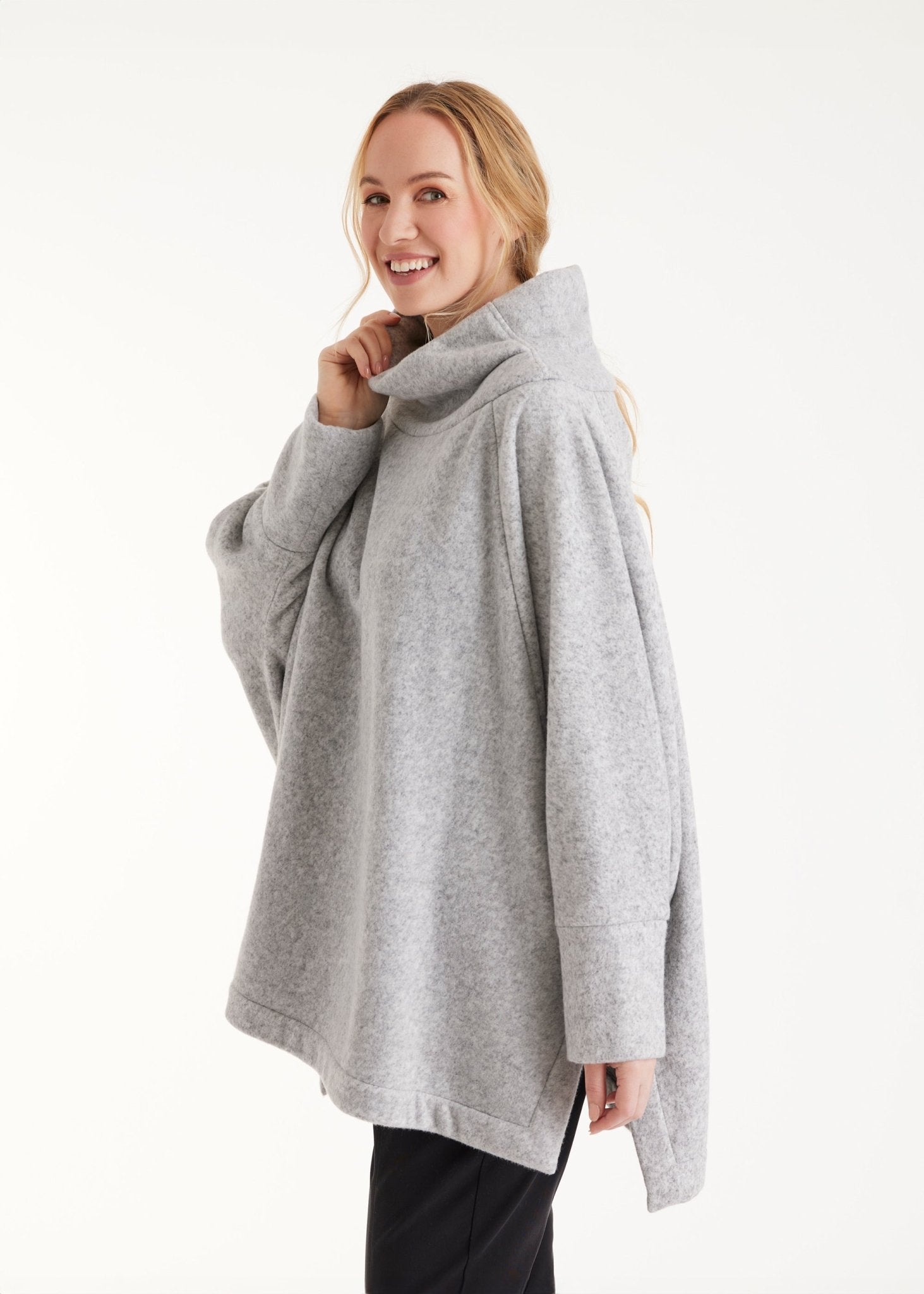 Oversized Pullover SUSPENSA mit hohem Kragen, langen Armen und seitlichen Schlitzen in Grau