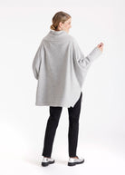 Oversized Pullover SUSPENSA mit hohem Kragen, langen Armen und seitlichen Schlitzen in Grau