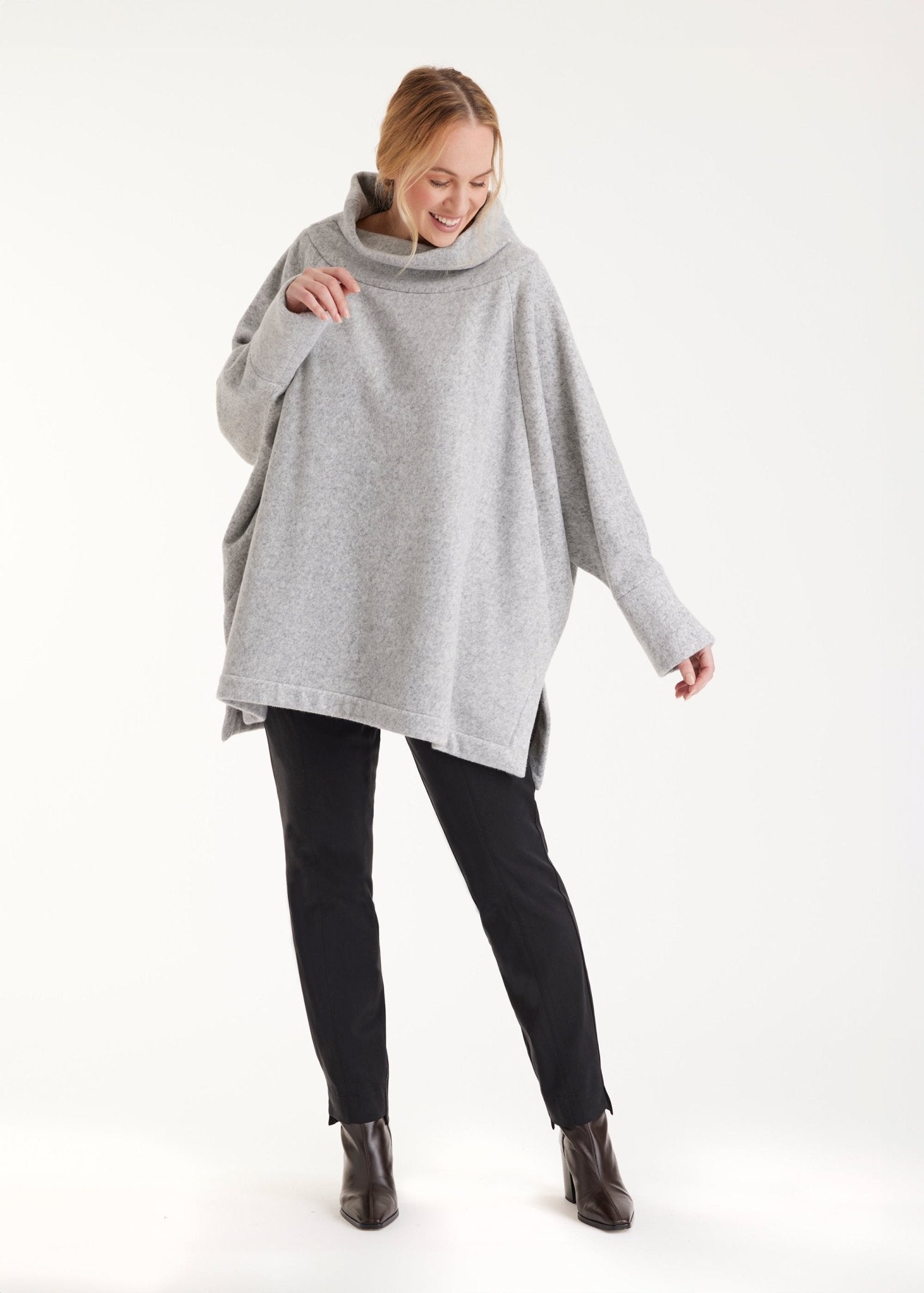 Oversized Pullover SUSPENSA mit hohem Kragen, langen Armen und seitlichen Schlitzen in Grau