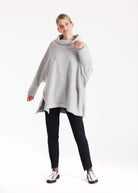 Oversized Pullover SUSPENSA mit hohem Kragen, langen Armen und seitlichen Schlitzen in Grau