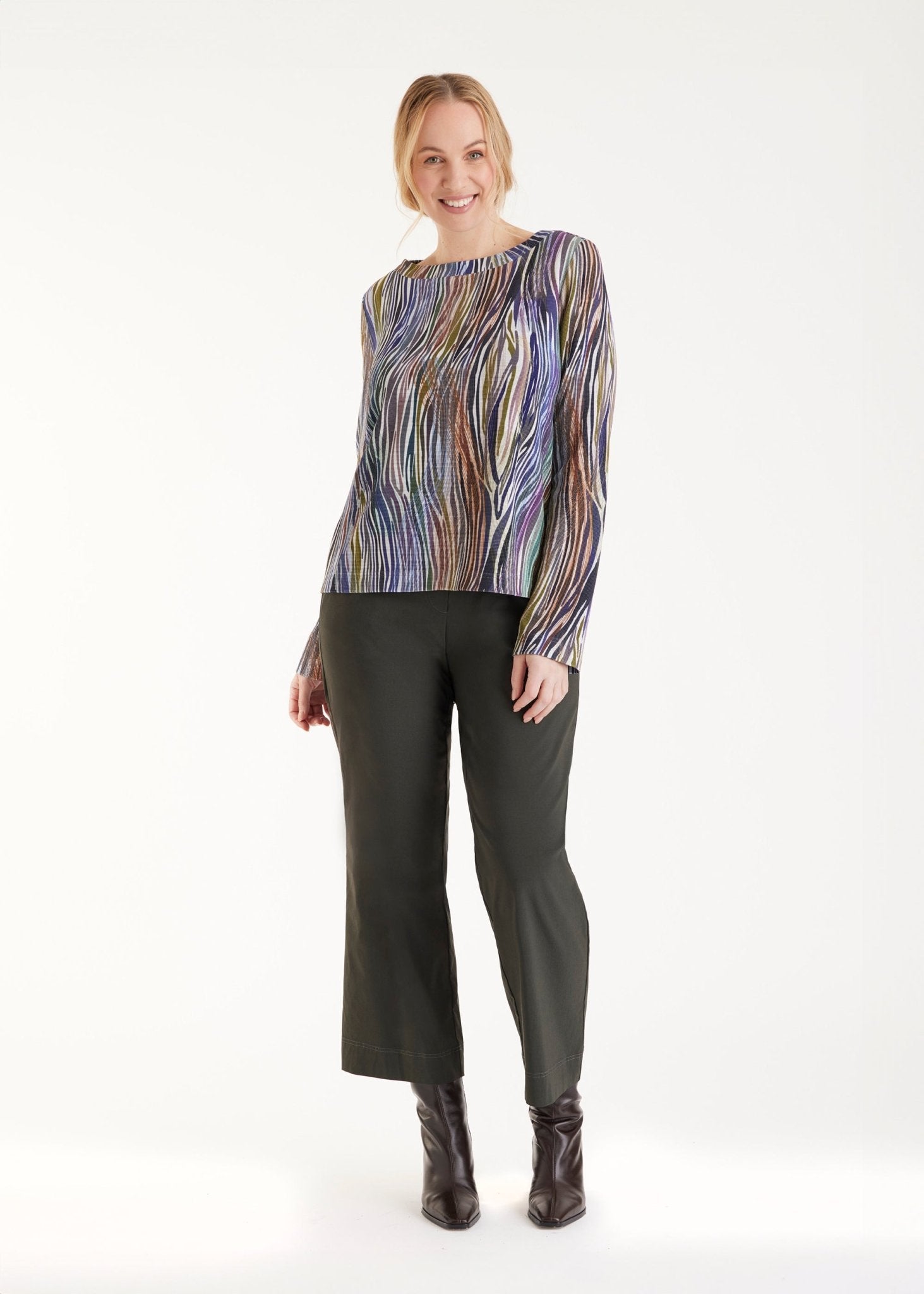 Pullover APULO mit U-Boot-Ausschnitt, langen Armen und mehrfarbigem Muster in Blau- und Violetttönen