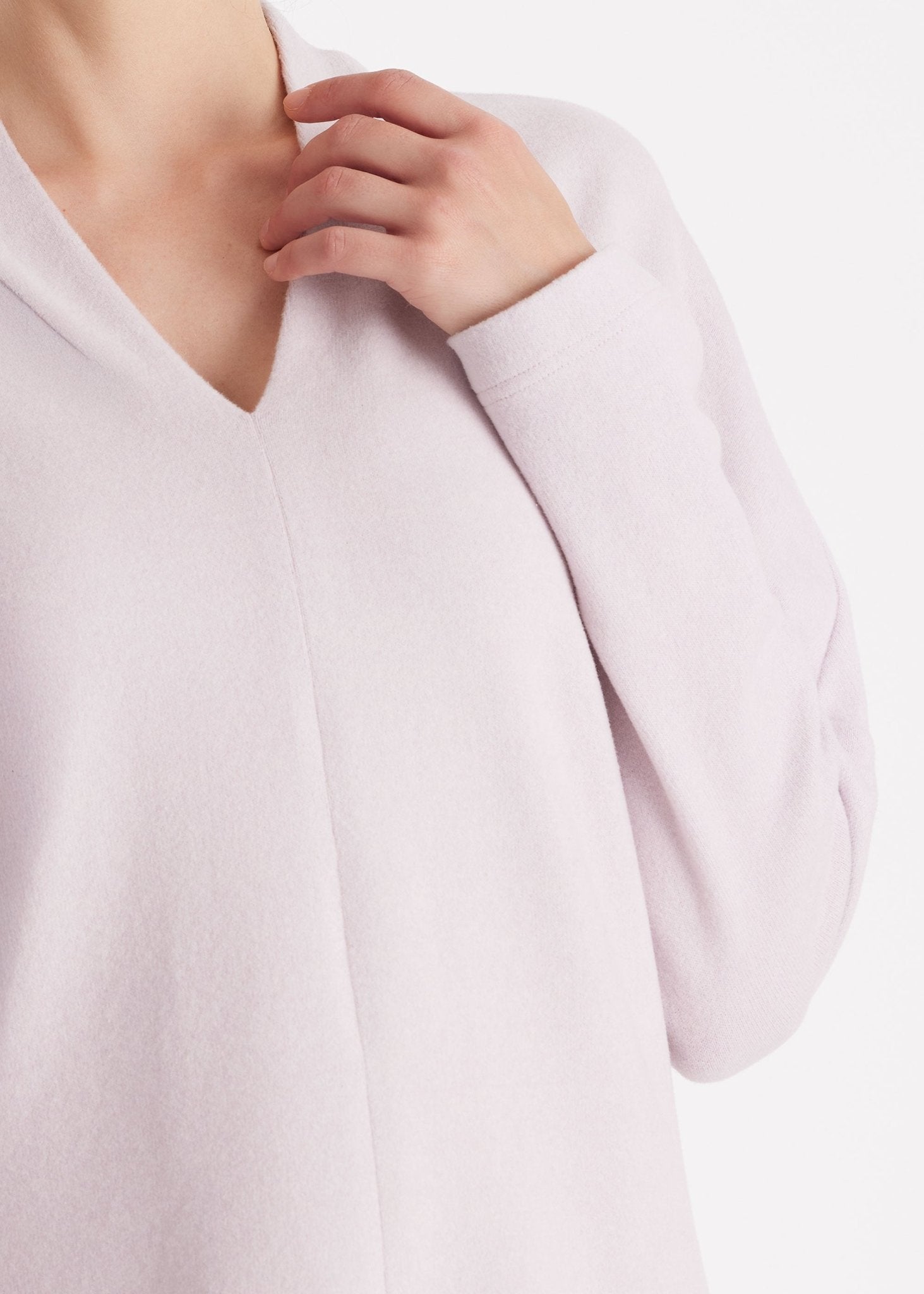 Pullover FEALIA mit V-Ausschnitt und langen Armen in Rosa