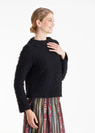 Pullover GADUNI mit hohem Rundhals und langen Armen in Fransen-Optik in Schwarz