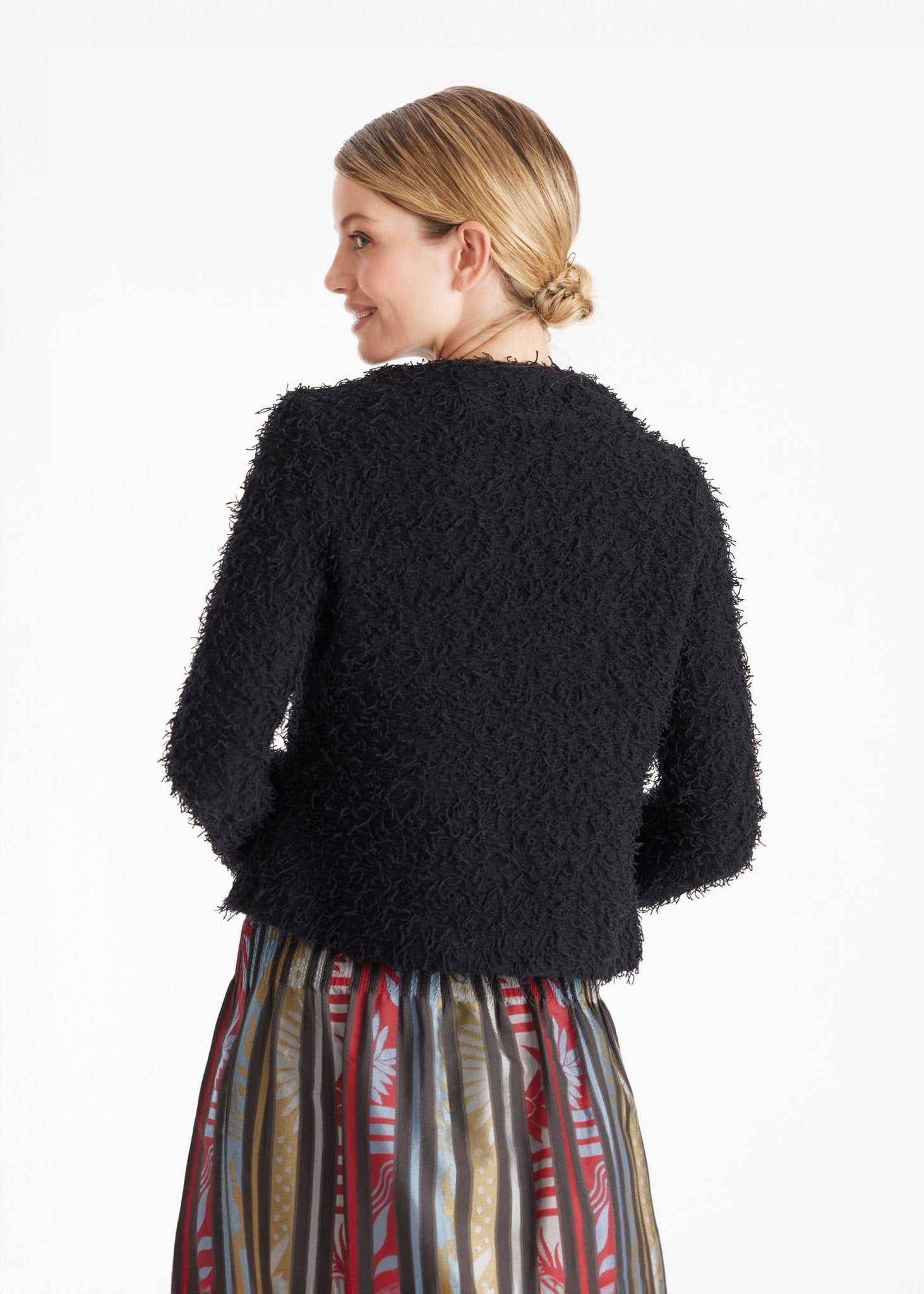 Pullover GADUNI mit hohem Rundhals und langen Armen in Fransen-Optik in Schwarz