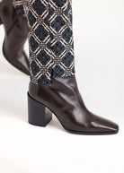 Hose ELLISSA mit schmalem Bein und geometrischem Muster in Schwarz und Weiß