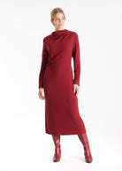 Schmales Kleid OREYA mit hohem Kragen, langen Armen und seitlicher Knotung in Rot