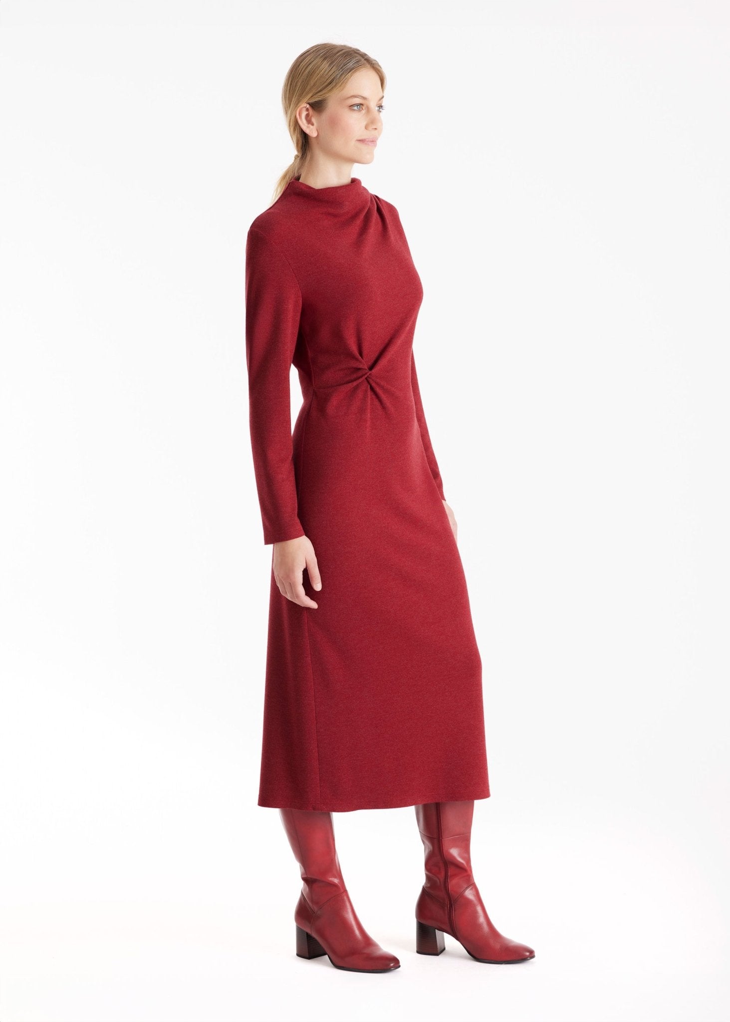 Schmales Kleid OREYA mit hohem Kragen, langen Armen und seitlicher Knotung in Rot