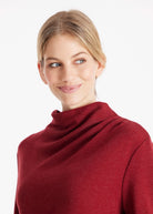 Schmales Kleid OREYA mit hohem Kragen, langen Armen und seitlicher Knotung in Rot