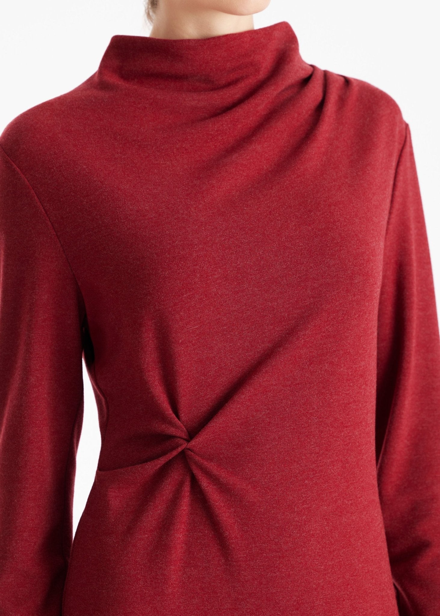 Schmales Kleid OREYA mit hohem Kragen, langen Armen und seitlicher Knotung in Rot