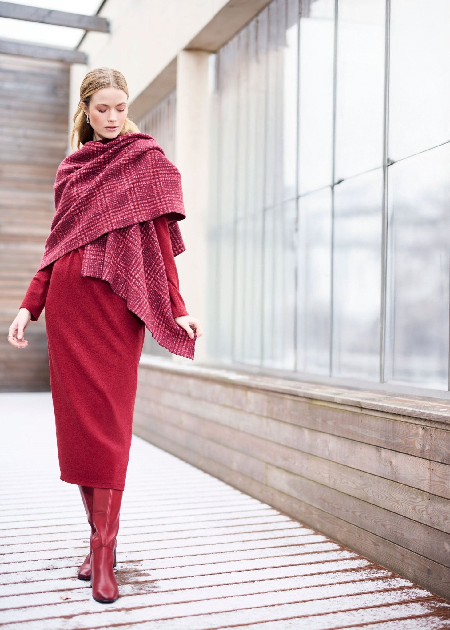 Schmales Kleid OREYA mit hohem Kragen, langen Armen und seitlicher Knotung in Rot