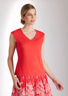 Schmales, ärmelloses Shirt CIVANUA mit V-Ausschnitt in Rot