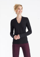 Shirt CYKA mit V-Ausschnitt und langen Armen in Schwarz