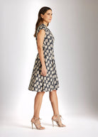 Knielanges Kleid DYVIA mit V-Ausschnitt, kurzen Ärmeln und Print mit taillierter Form in Schwarz und Weiß