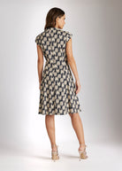 Knielanges Kleid DYVIA mit V-Ausschnitt, kurzen Ärmeln und Print mit taillierter Form in Schwarz und Weiß