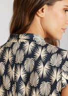 Knielanges Kleid DYVIA mit V-Ausschnitt, kurzen Ärmeln und Print mit taillierter Form in Schwarz und Weiß