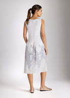 Tailliertes, knielanges Kleid LIMUK mit U-Boot-Ausschnitt und ohne Ärmel in Weiß mit Blumenmuster