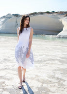 Tailliertes, knielanges Kleid LIMUK mit U-Boot-Ausschnitt und ohne Ärmel in Weiß mit Blumenmuster