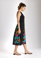 Tailliertes, wadenlanges Kleid LIMUKI mit U-Boot-Ausschnitt und ohne Ärmel in Schwarz mit floralem Muster