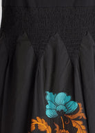 Tailliertes, wadenlanges Kleid LIMUKI mit U-Boot-Ausschnitt und ohne Ärmel in Schwarz mit floralem Muster