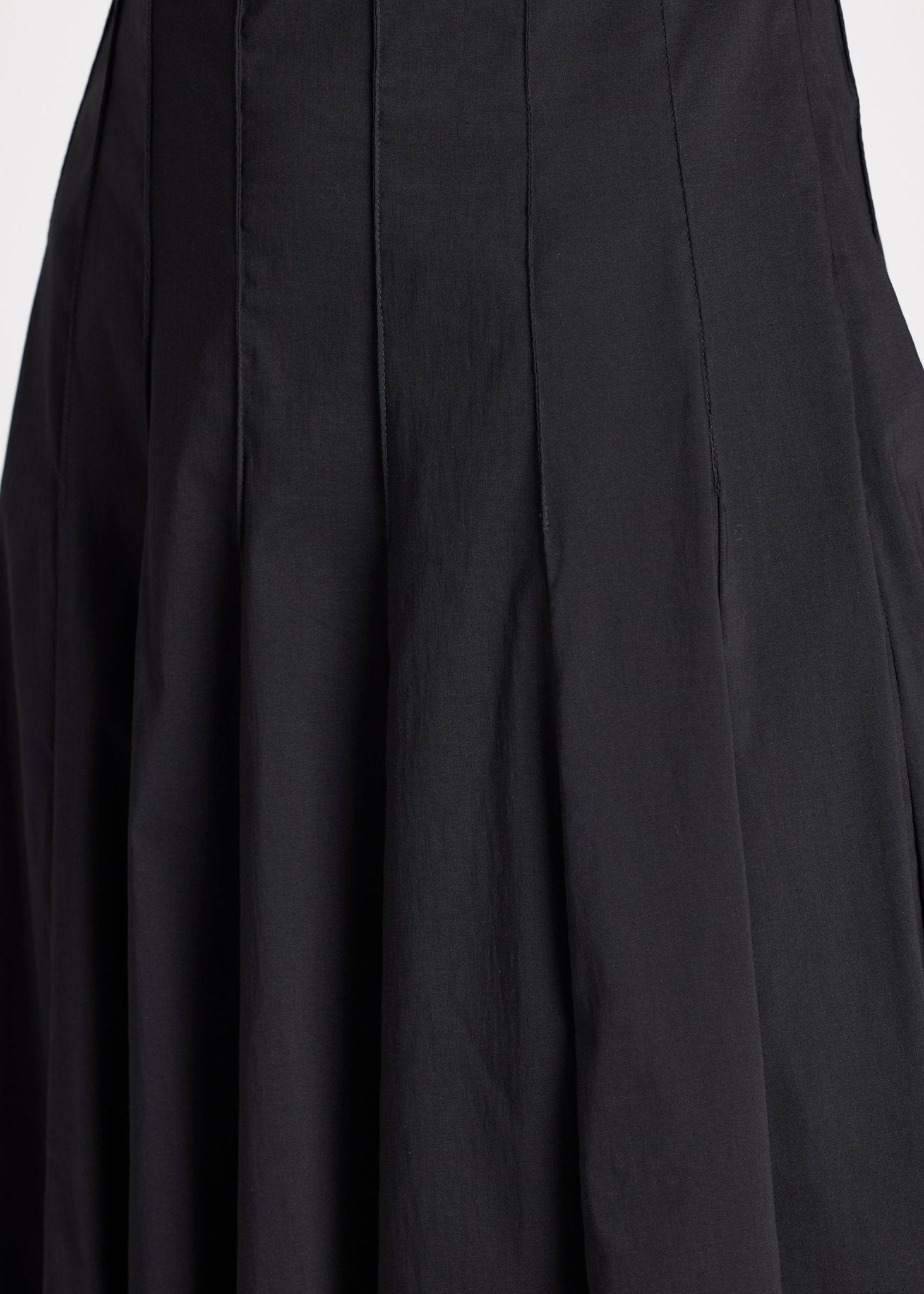 Knielanges, ärmelloses Kleid Mexico mit Biesen und tailliertem Schnitt in Schwarz 