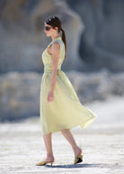 Ärmelloses Midi-Kleid GUANOTA mit V-Ausschnitt, Kragen und Bindegürtel in gelb-weiß gestreift