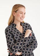 Tunika ELONYA mit V-Ausschnitt, langen Armen und geometrischem Muster in Schwarz und Weiß