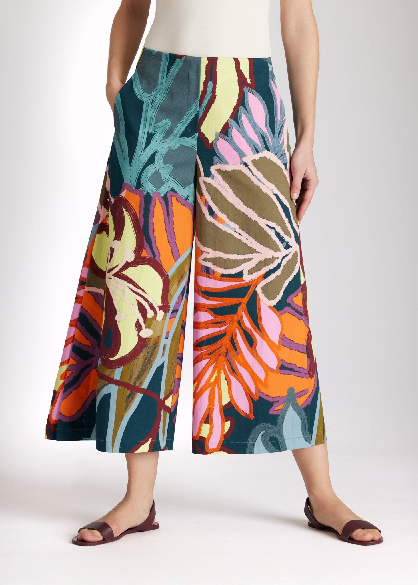 Culotte DUKANA mit weitem Bein in 7/8-Länge und mehrfarbigem, floralem Print 