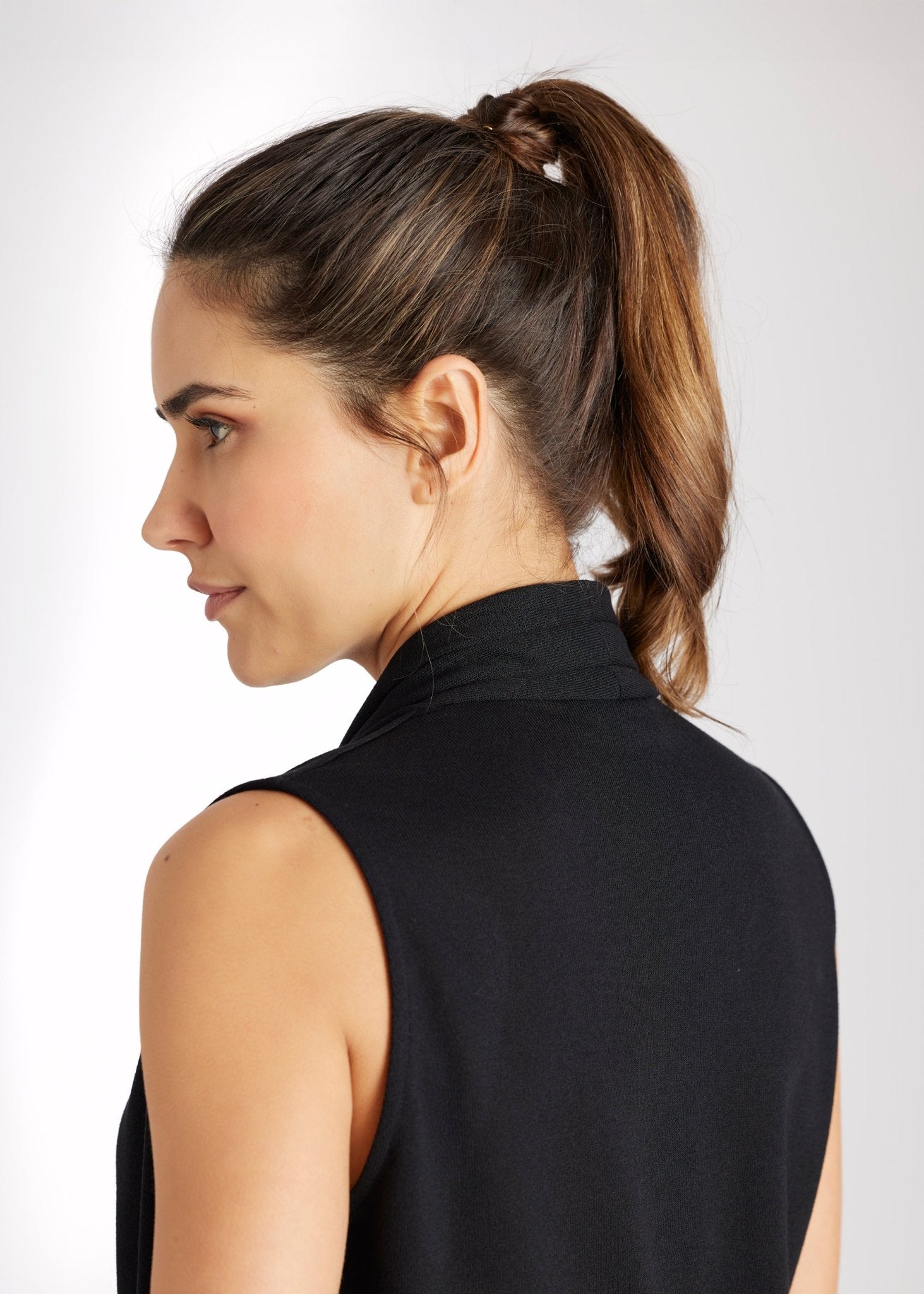 Ärmelloser Jumpsuit HAIFLY mit V-Ausschnitt und langem Bein in Schwarz