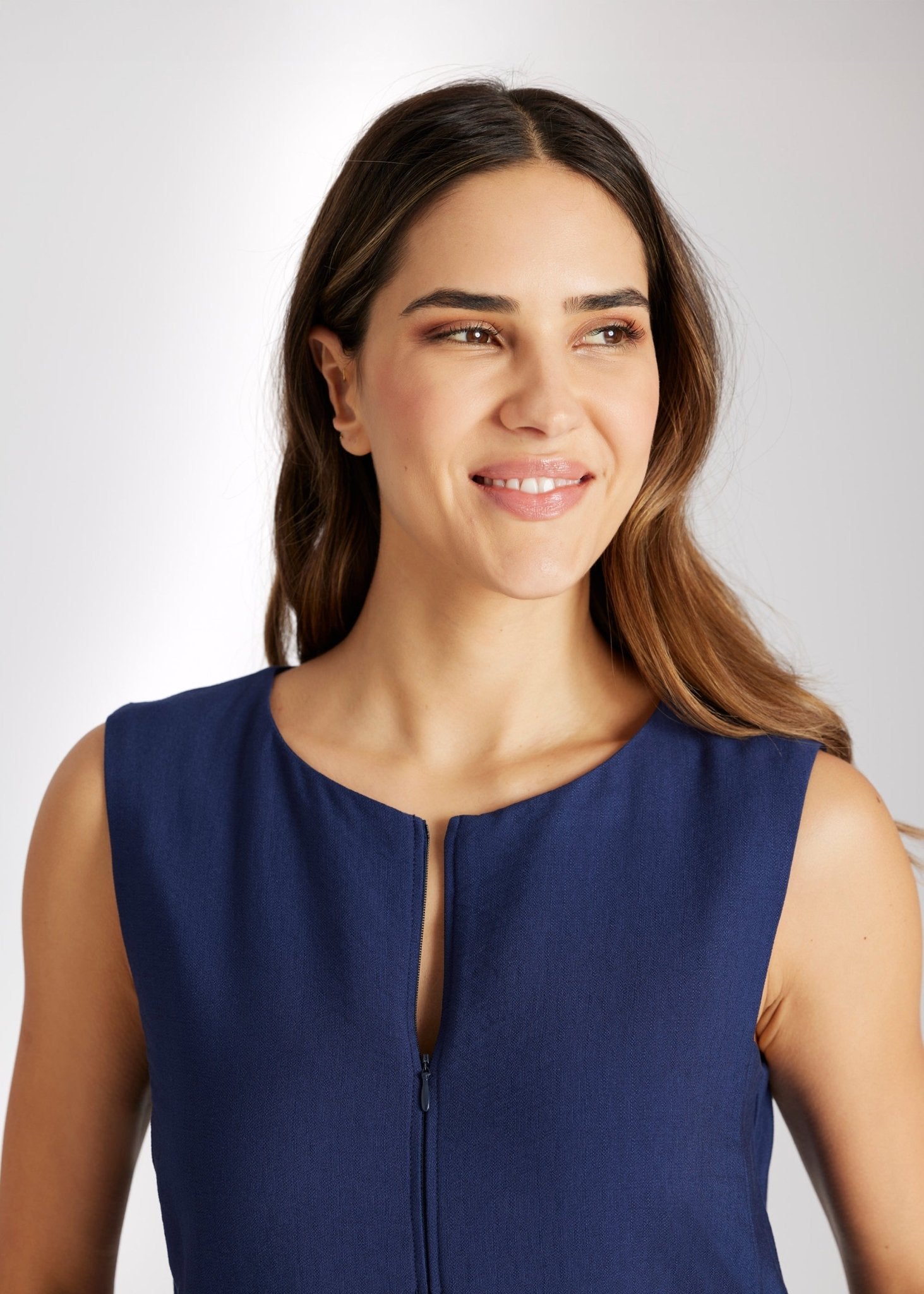 Ärmelloser Jumpsuit NUMSUI mit Rundhalsausschnitt, Faltendetail und Reißverschluss vorne in Dunkelblau