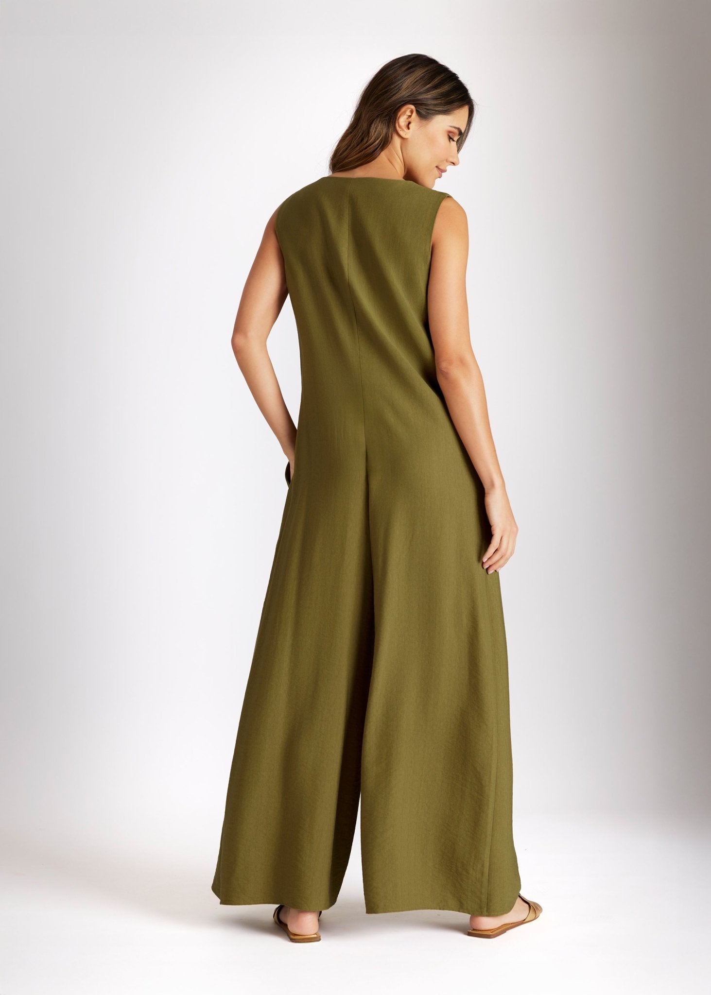 Ärmelloser Jumpsuit NUMSUI mit Rundhalsausschnitt, Faltendetail und Reißverschluss vorne in Grün