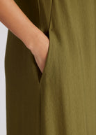 Ärmelloser Jumpsuit NUMSUI mit Rundhalsausschnitt, Faltendetail und Reißverschluss vorne in Grün