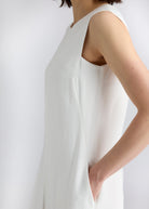 Ärmelloser Jumpsuit NUMSUI mit Rundhalsausschnitt, Faltendetail und Reißverschluss vorne in Weiß