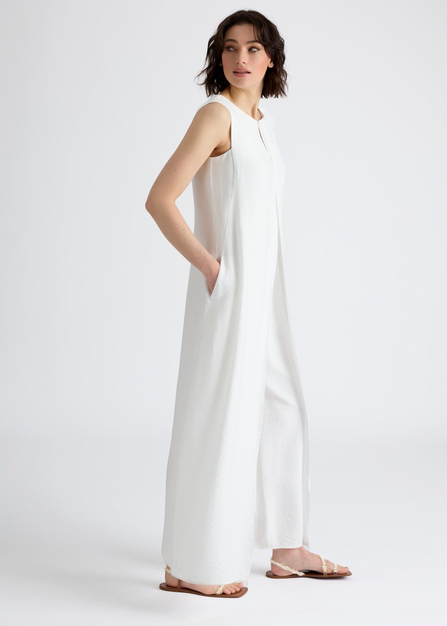 Ärmelloser Jumpsuit NUMSUI mit Rundhalsausschnitt, Faltendetail und Reißverschluss vorne in Weiß