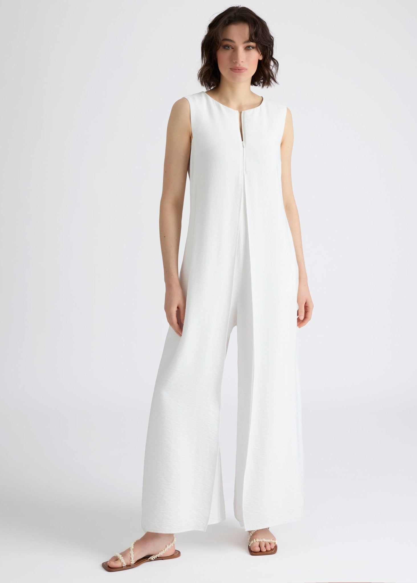 Ärmelloser Jumpsuit NUMSUI mit Rundhalsausschnitt, Faltendetail und Reißverschluss vorne in Weiß