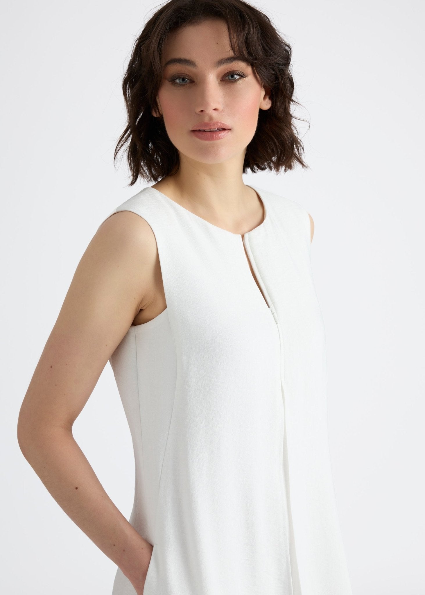 Ärmelloser Jumpsuit NUMSUI mit Rundhalsausschnitt, Faltendetail und Reißverschluss vorne in Weiß