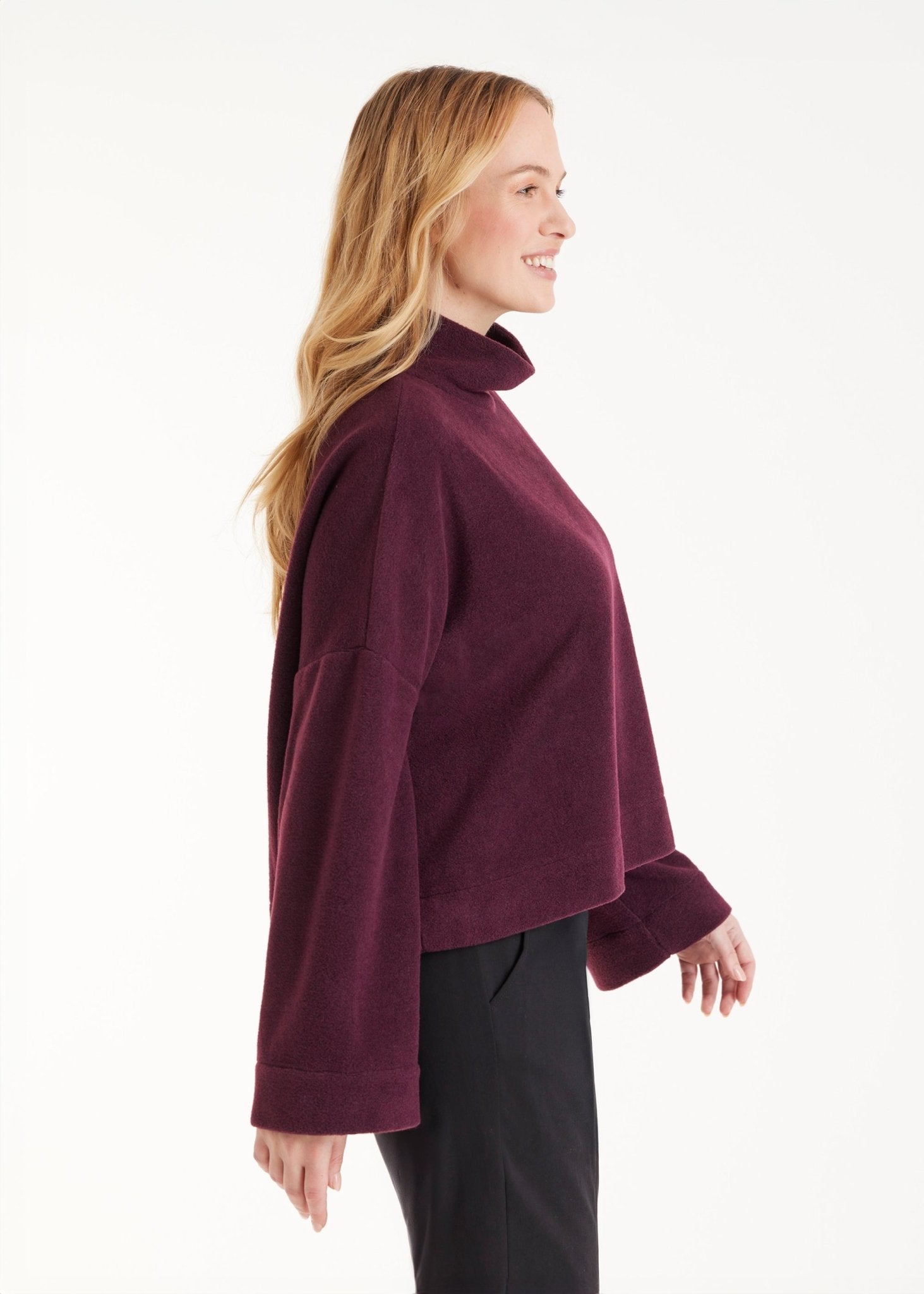Weiter Pullover SUKATO mit Stehkragen und langen, weiten Armen in Dunkelrot
